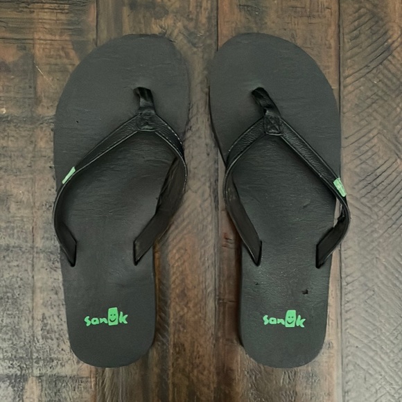 Sanuk Shoes - SANUK black flip flops size 6-6.5 (?) GUC